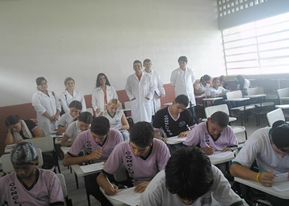 Oficina de Farmácia na Escola de Tempo Integral Irmã Stefanie.